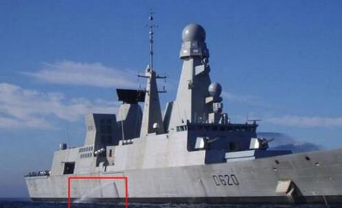 軍艦等大型船舶的側(cè)面不停地向外排水：水從哪里來？